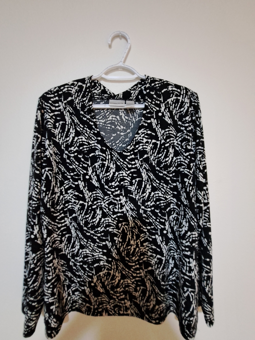 Chico's Black & White Abstract V-Neck Long Sleeve Top